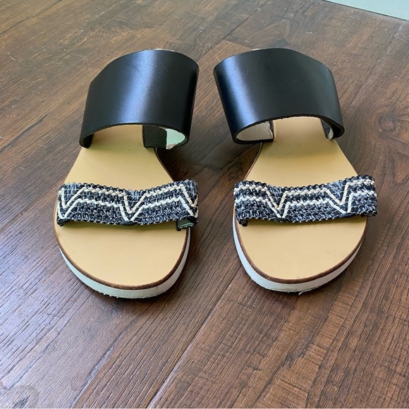 Charles David GIA White/Black Leather Woven Sandal Made in Italy SZ 36/6 - Picture 2 of 8